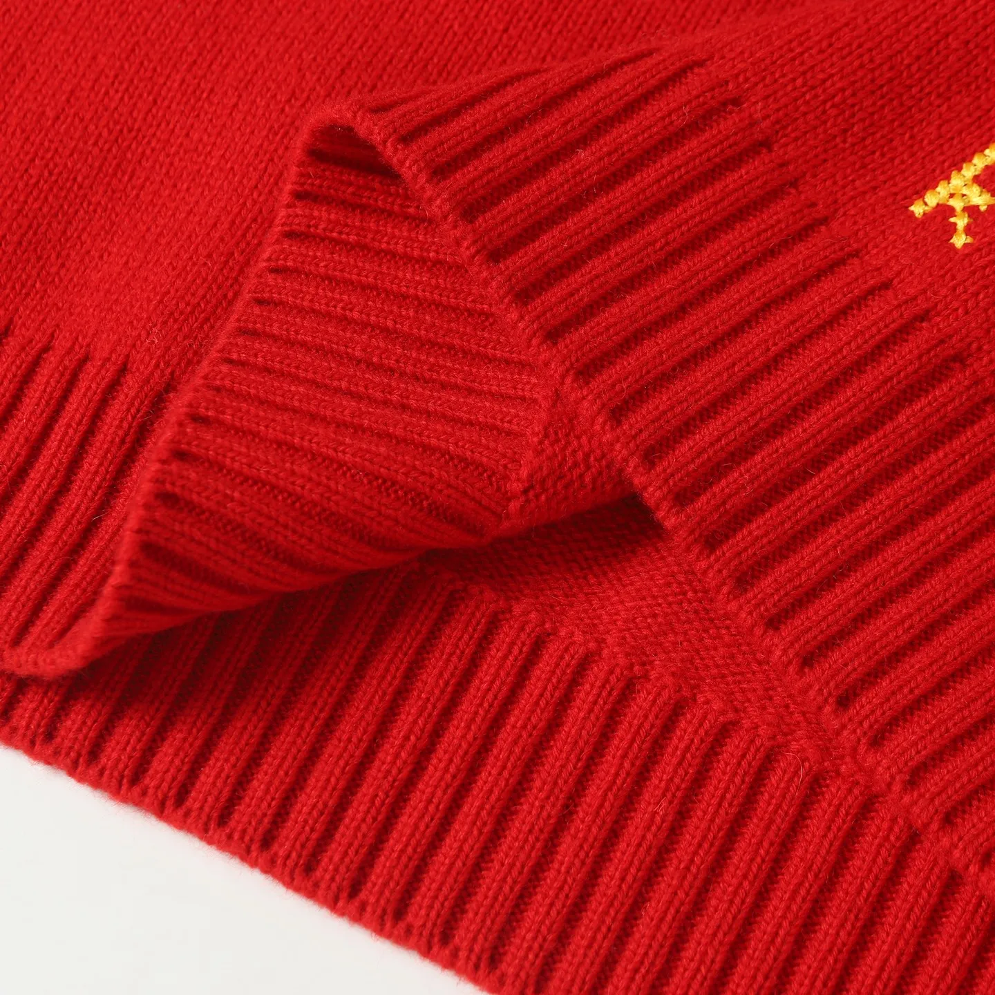 P470 [Wool] Original high-end quality Ralph lauren pol* 2026 early spring latest series! New Year's limited edition bear embroidered sweater, wool blend, soft and comfortable, super warm in autumn and winter! The little bear is wearing a red buttoned jacket and holding a red envelope. It is full of details and full of festive atmosphere. The classic round neck design is casual and versatile, and can be easily worn by both men and women. It is suitable for holiday gifts or daily wear. Exquisite craftsmanship + interesting design make it easy to create a festive look ✨. 3️⃣Personal color! S-M-L3️⃣ code!